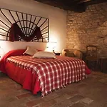 Castello Valenzino מלון דירות 3*