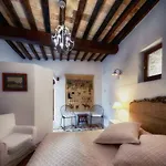 Castello Valenzino מלון דירות 3*